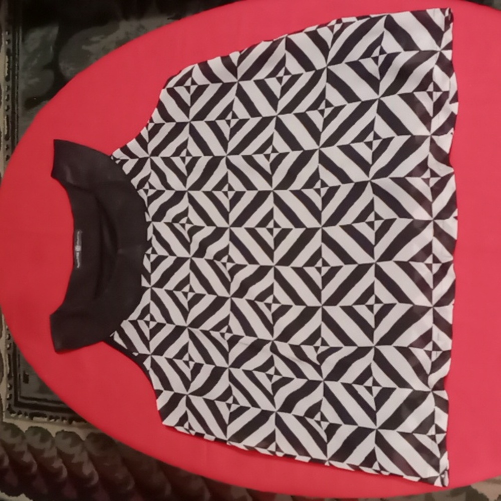 Avon Signature Collection. Geo Printed Swing Top.